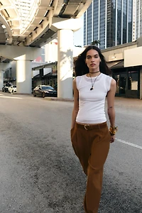 PANTALON À PINCES AVEC CEINTURE