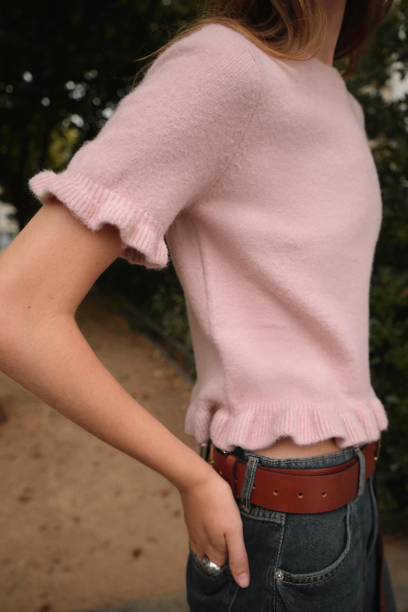 RUFFLED SHORT SLEEVE KNIT SWEATER
