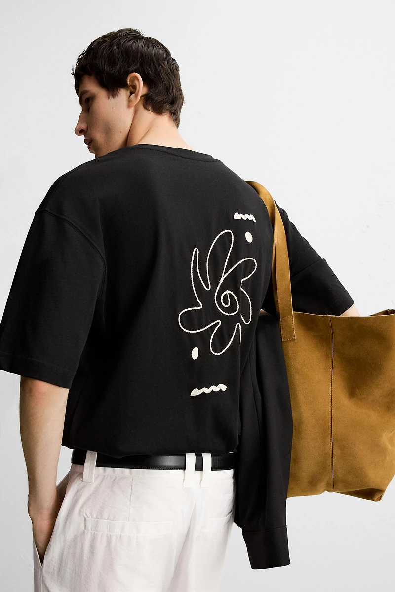CONTRAST EMBROIDERY T-SHIRT