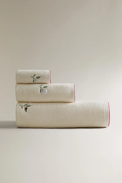 SERVIETTE DE BAIN FLEUR BRODÉE