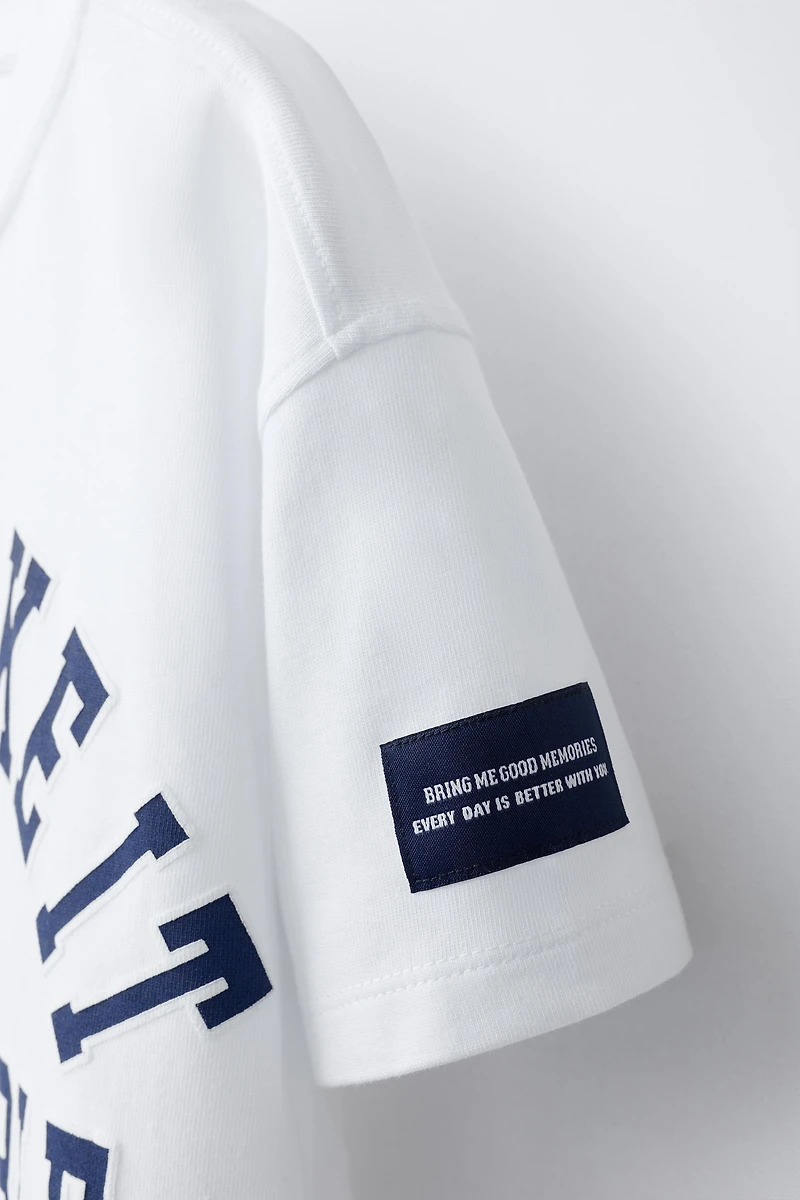 T-SHIRT VARSITY À INSCRIPTION