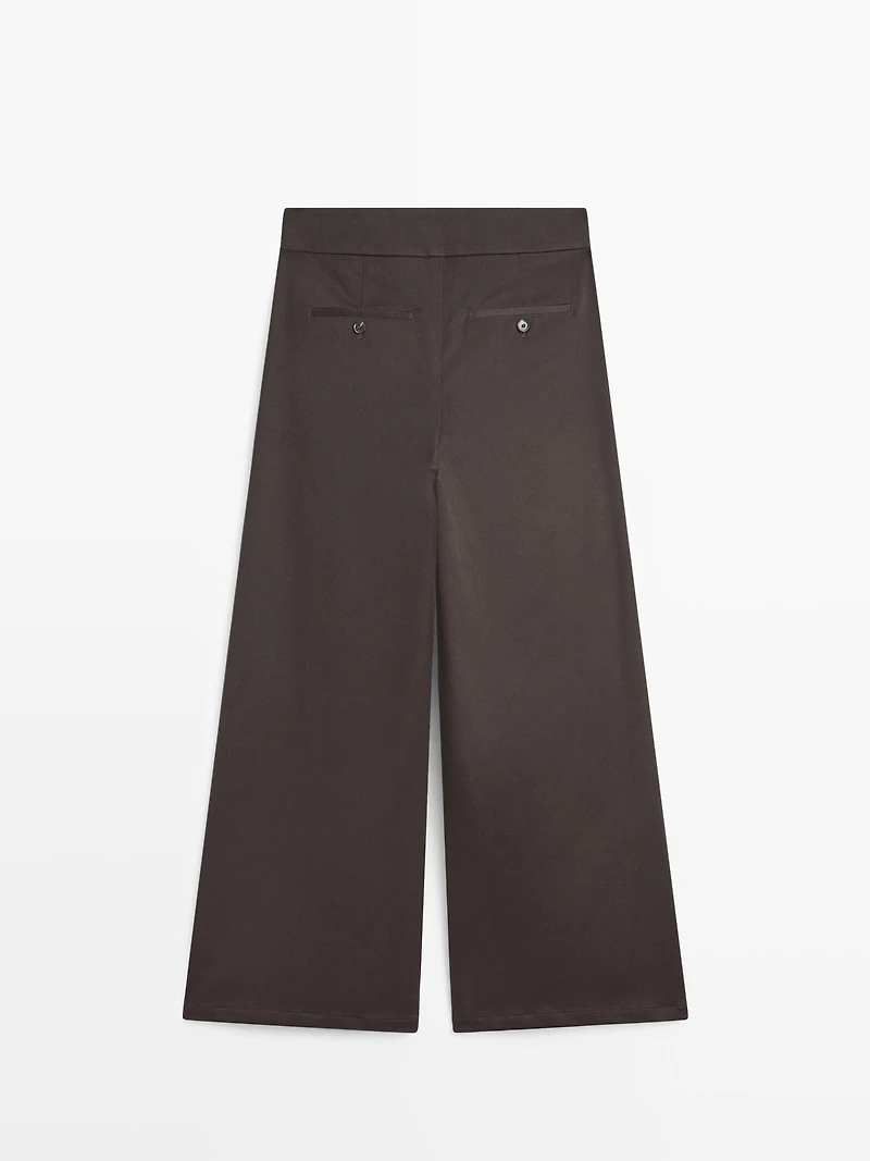 Wide-leg pleated trousers
