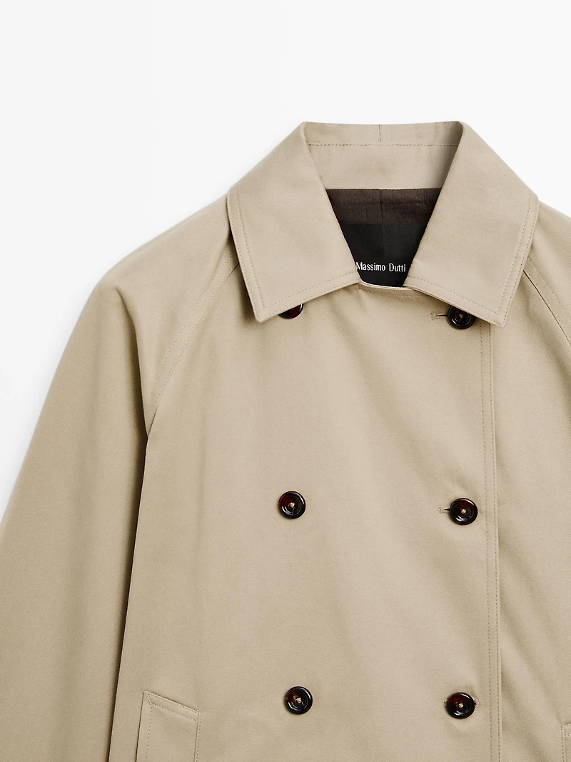 Short trench coat with button detail on the collar