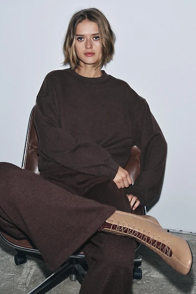 BOTTINES À TALONS EN CUIR ET LACETS