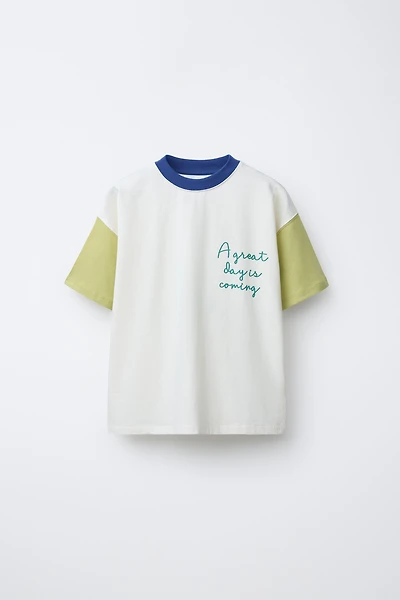 CONTRASTING SLEEVE TEXT T-SHIRT