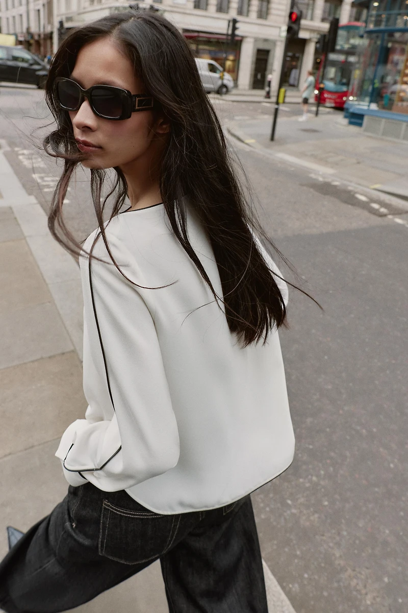 CONTRAST PIPING CREPE BLOUSE