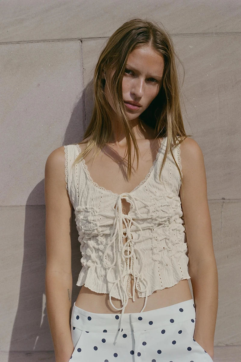 TOP À PLIS ET LACETS