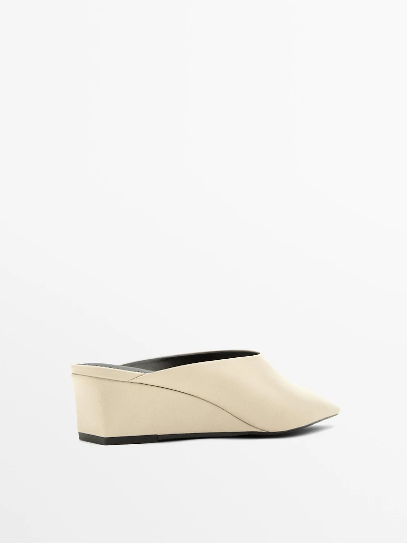 Mules à talon compensé