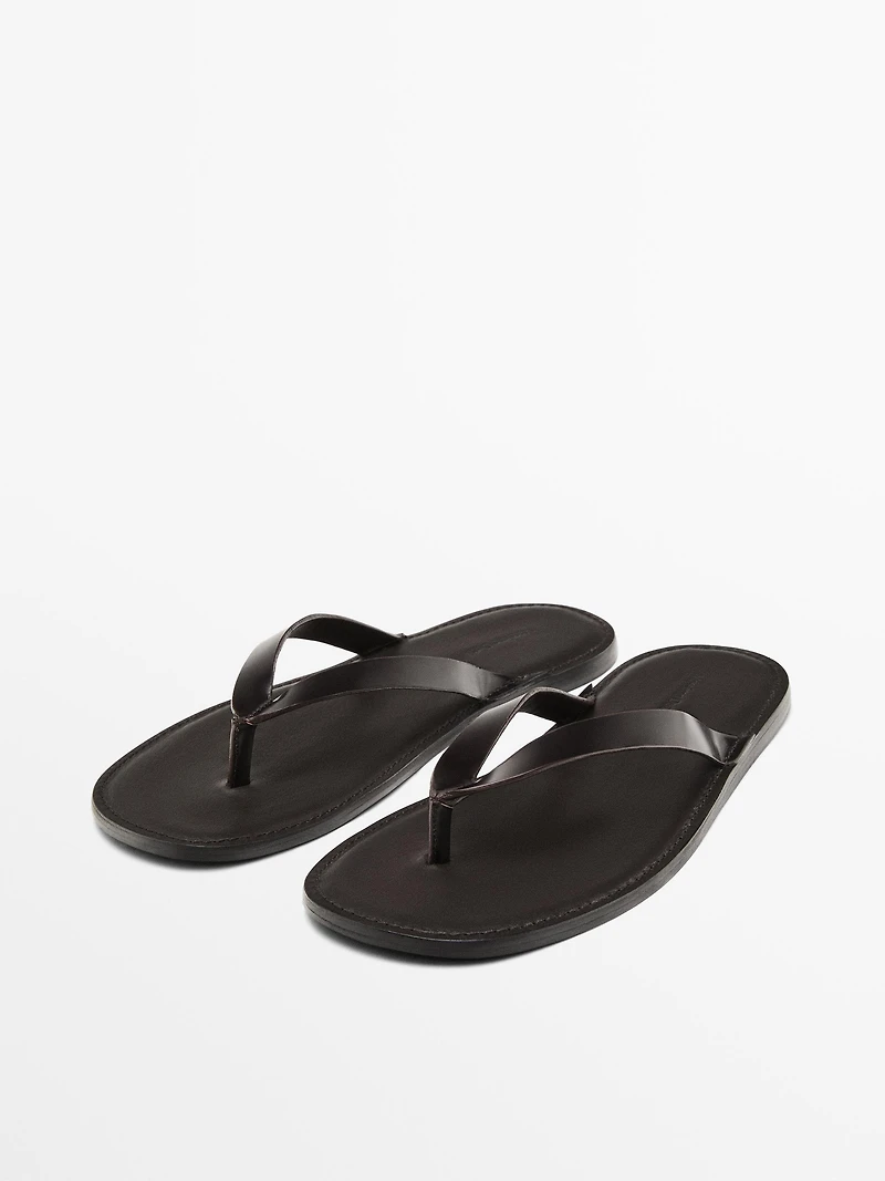 Leather sandals with toe divider