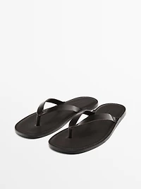 Leather sandals with toe divider