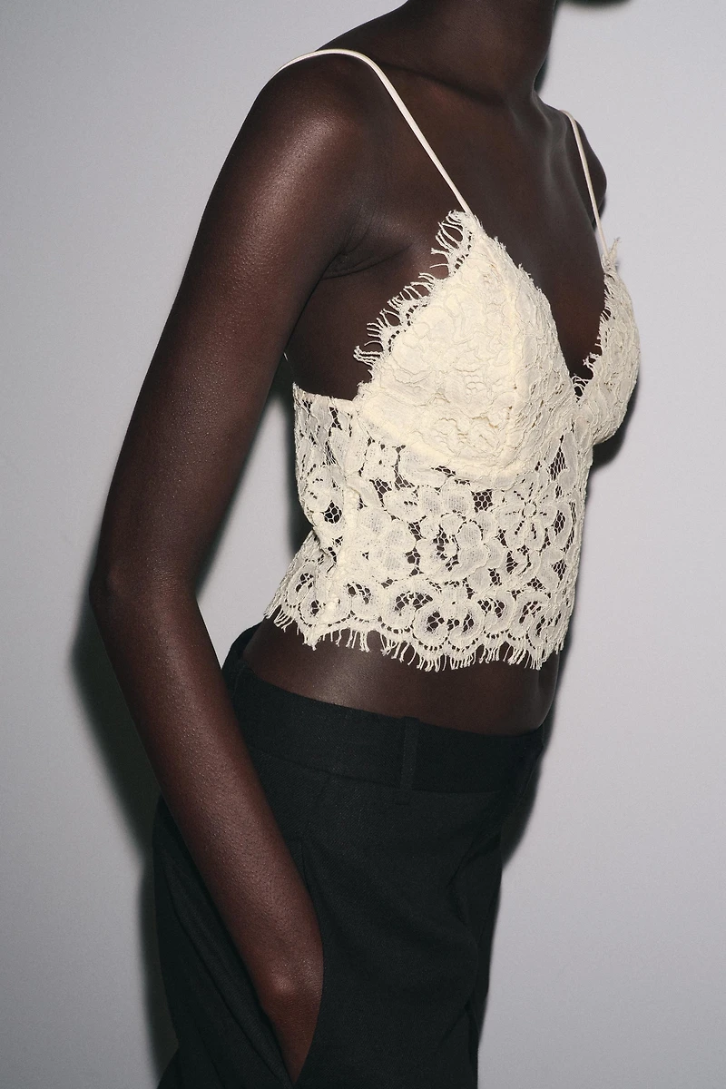 EMBROIDERED CROPPED TOP
