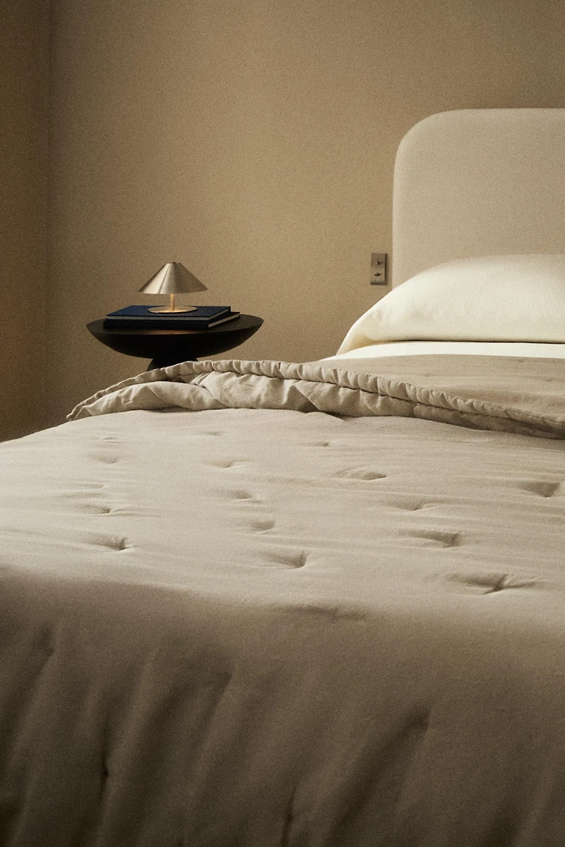PADDED LINEN QUILT WITH DOTS