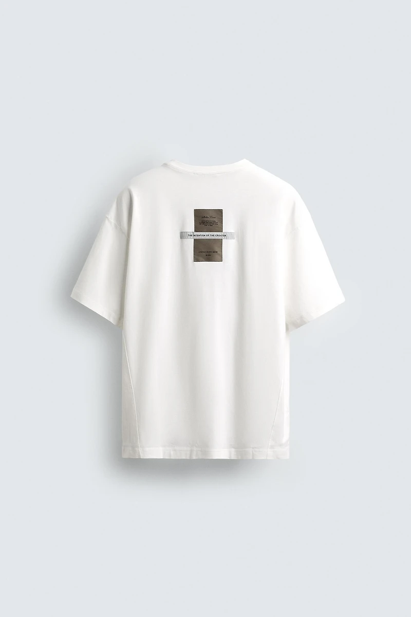 T-SHIRT ÉTIQUETTES CONTRASTE