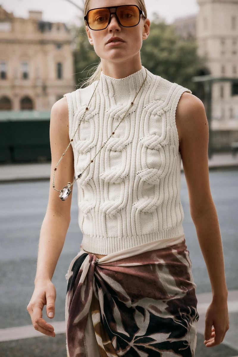 CABLE KNIT VEST TOP