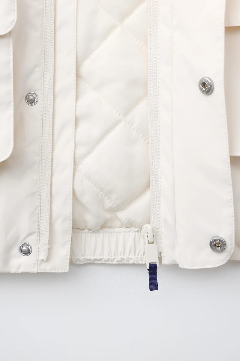PARKA DÉPERLANTE À DÉTAILS CONTRASTÉS