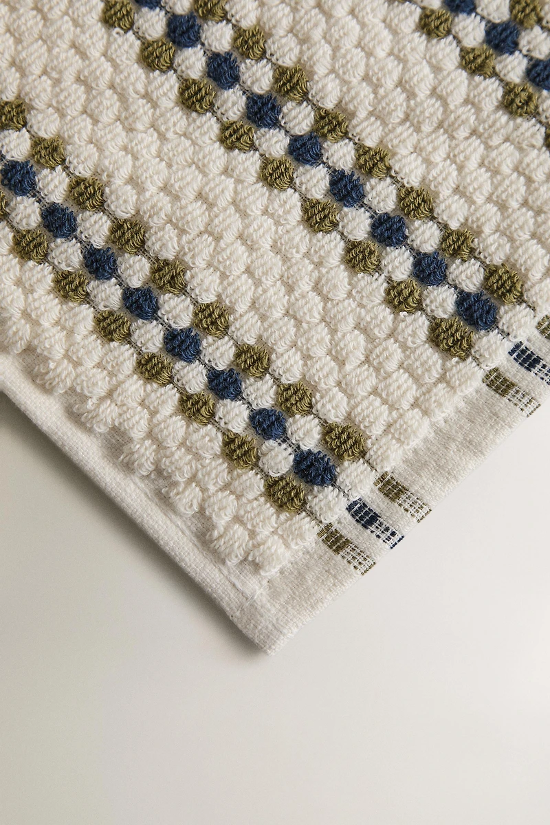 GEOMETRIC TEXTURED BATH TOWEL