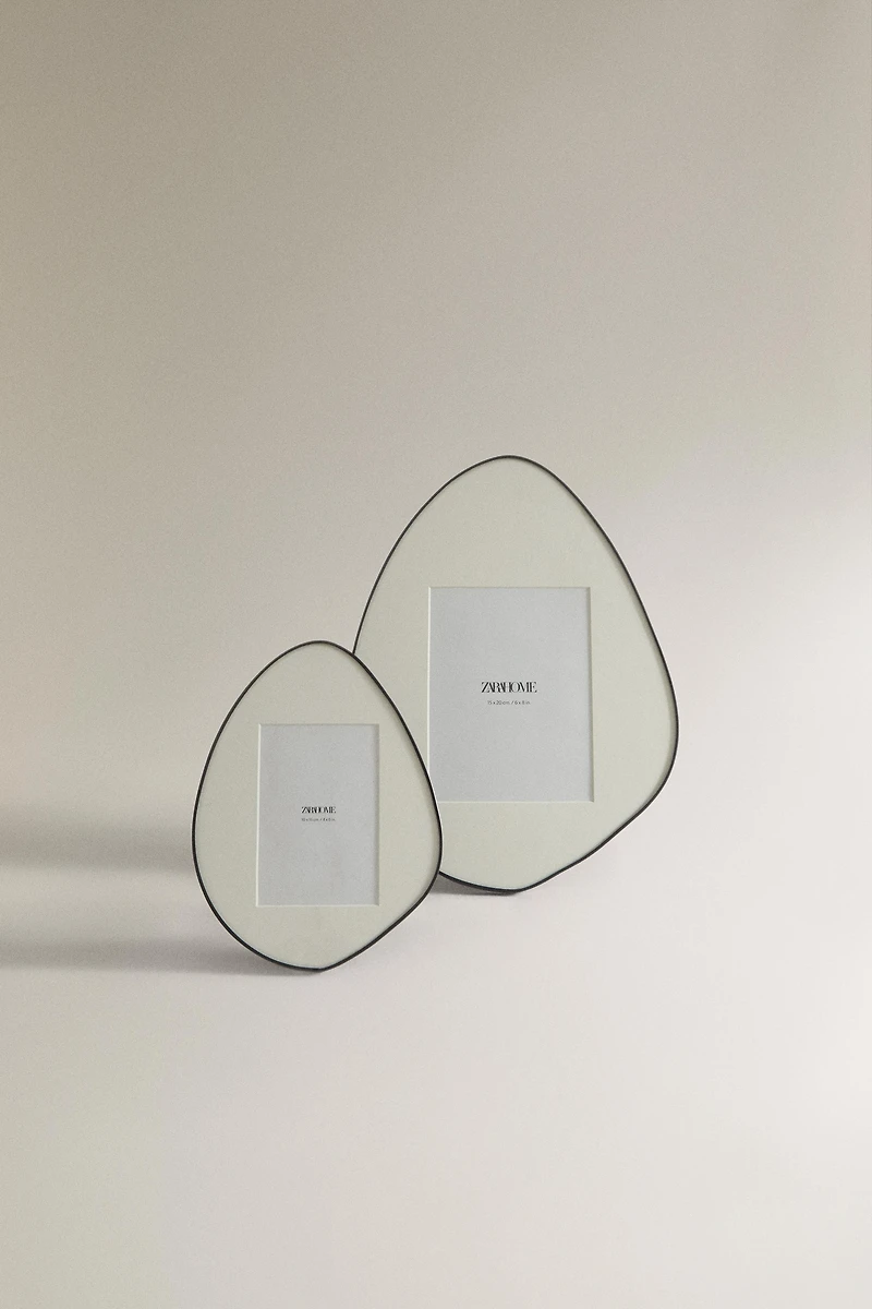 IRREGULAR-SHAPED PICTURE FRAME