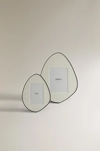 IRREGULAR-SHAPED PICTURE FRAME