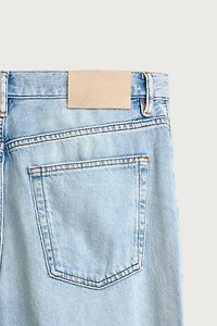 LIGHTWEIGHT REGULAR CROPPED FIT JEANS