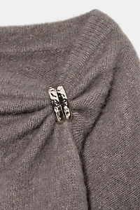 PULL EN MAILLE AVEC FERMOIR