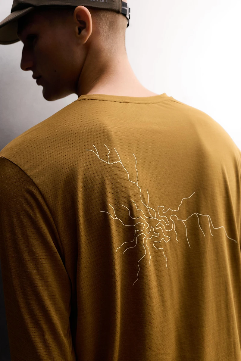 LONG SLEEVE GRAPHIC TECHNICAL T-SHIRT