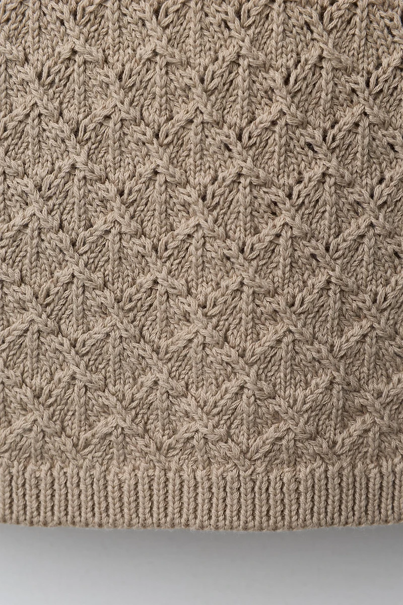 TOP EN MAILLE À FLEURS ET CROCHET