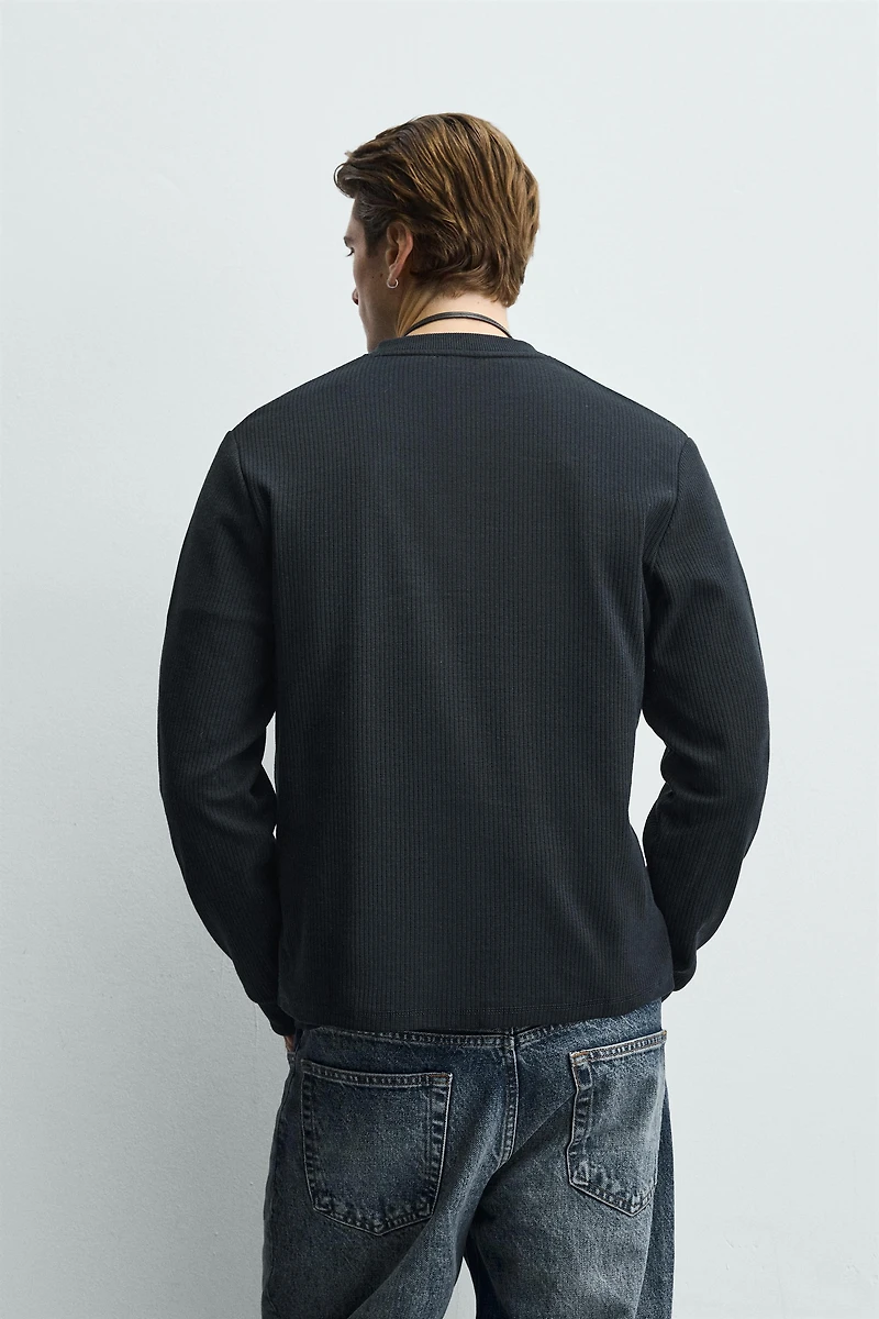 TEXTURED HENLEY COLLAR T-SHIRT