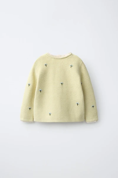 PULL EN MAILLE AVEC DENTELLE ET BRODERIES FLEURS