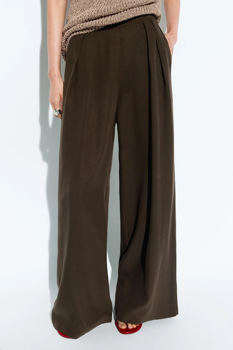 Flowing wide-leg pants with dart detail