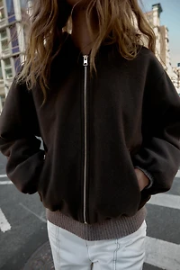 BLOUSON À CAPUCHE ET BAS ÉLASTIQUE