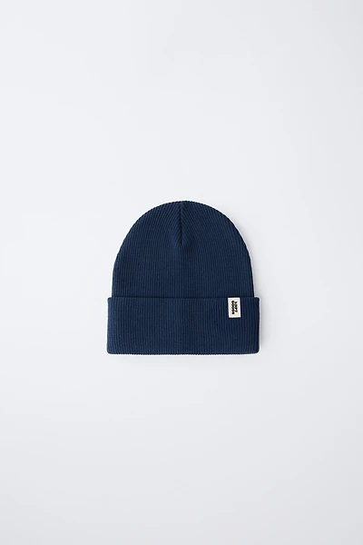 BONNET EN MAILLE CANNELÉE À ÉTIQUETTE