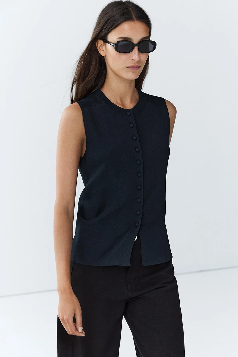 Fine-knit vest with covered buttons