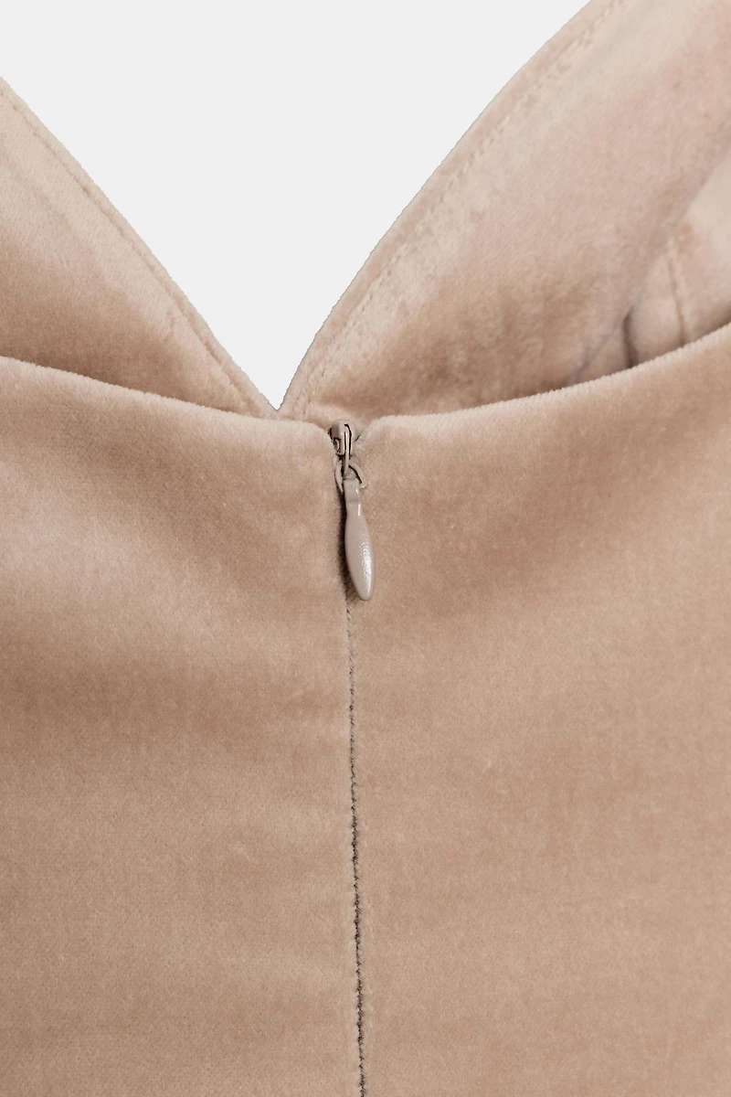 ROBE COURTE À BRETELLES ET VOLUME