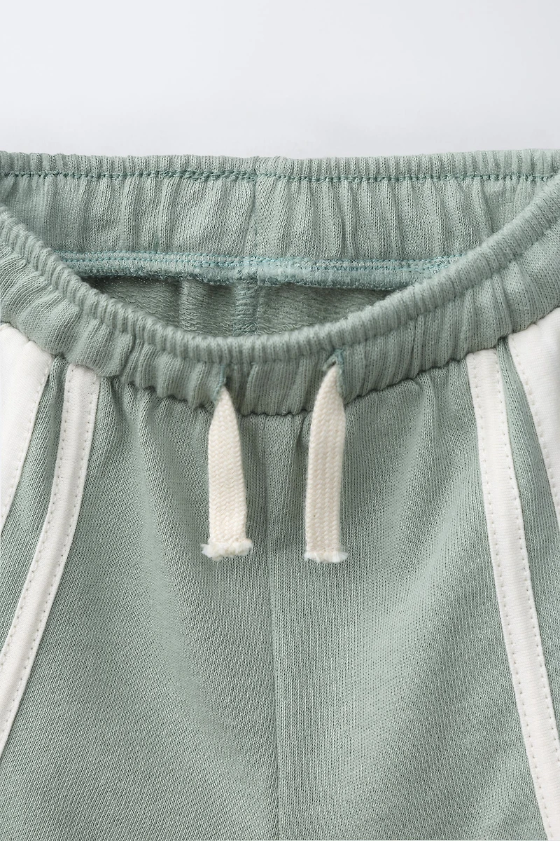 SHORT À BANDES LATÉRALES