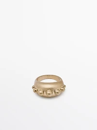 Ring with round pieces