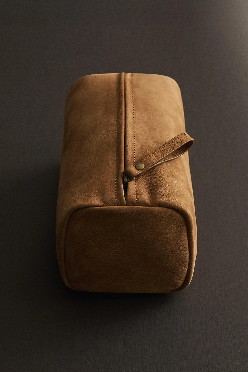SOFT LEATHER TOILETRY BAG