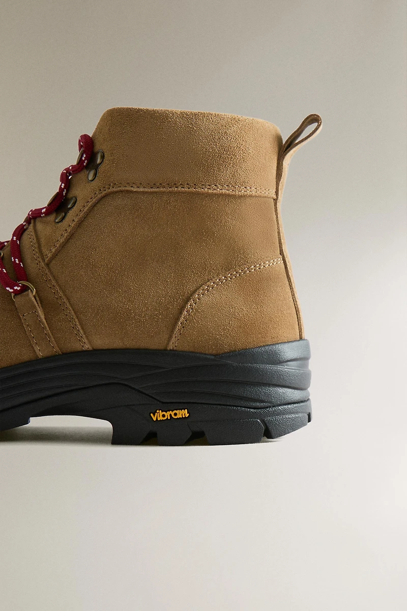 LEATHER HIKING BOOTS