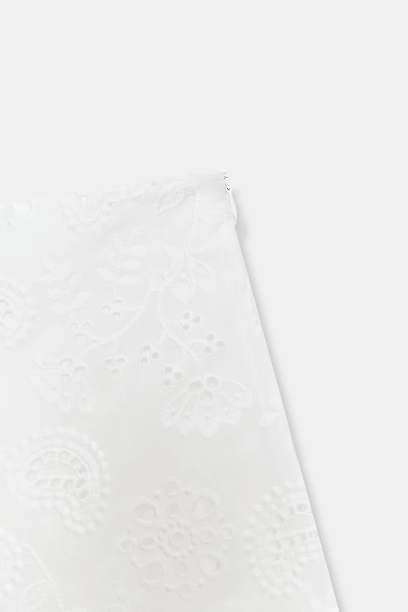 SHORT À BRODERIES AJOURÉES