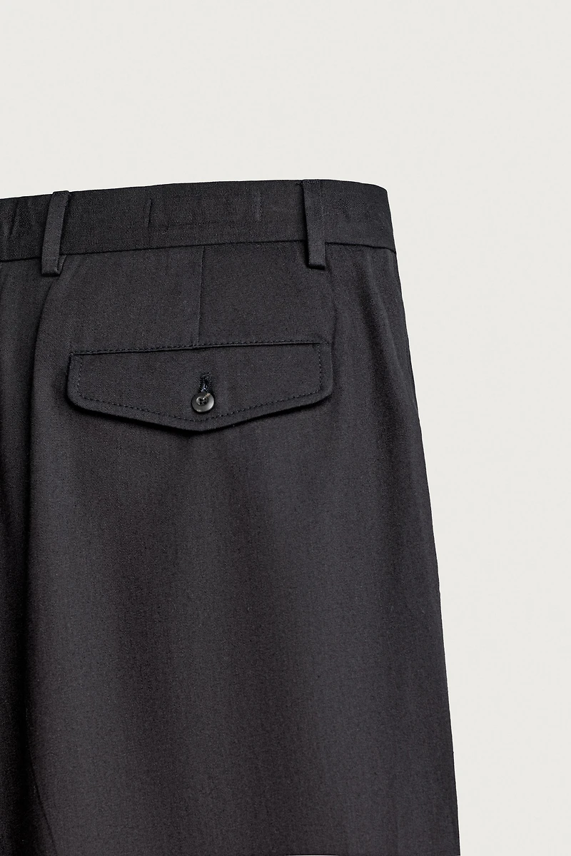 RELAXED FIT PLEATED PANTS