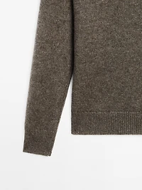 100% cashmere sweater with pocket detail