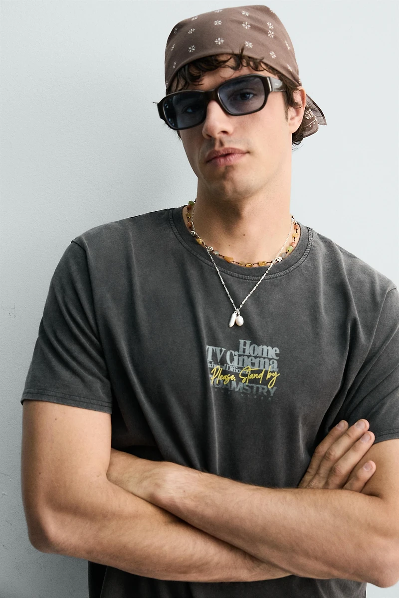 CONTRASTING TEXT WASHED T-SHIRT