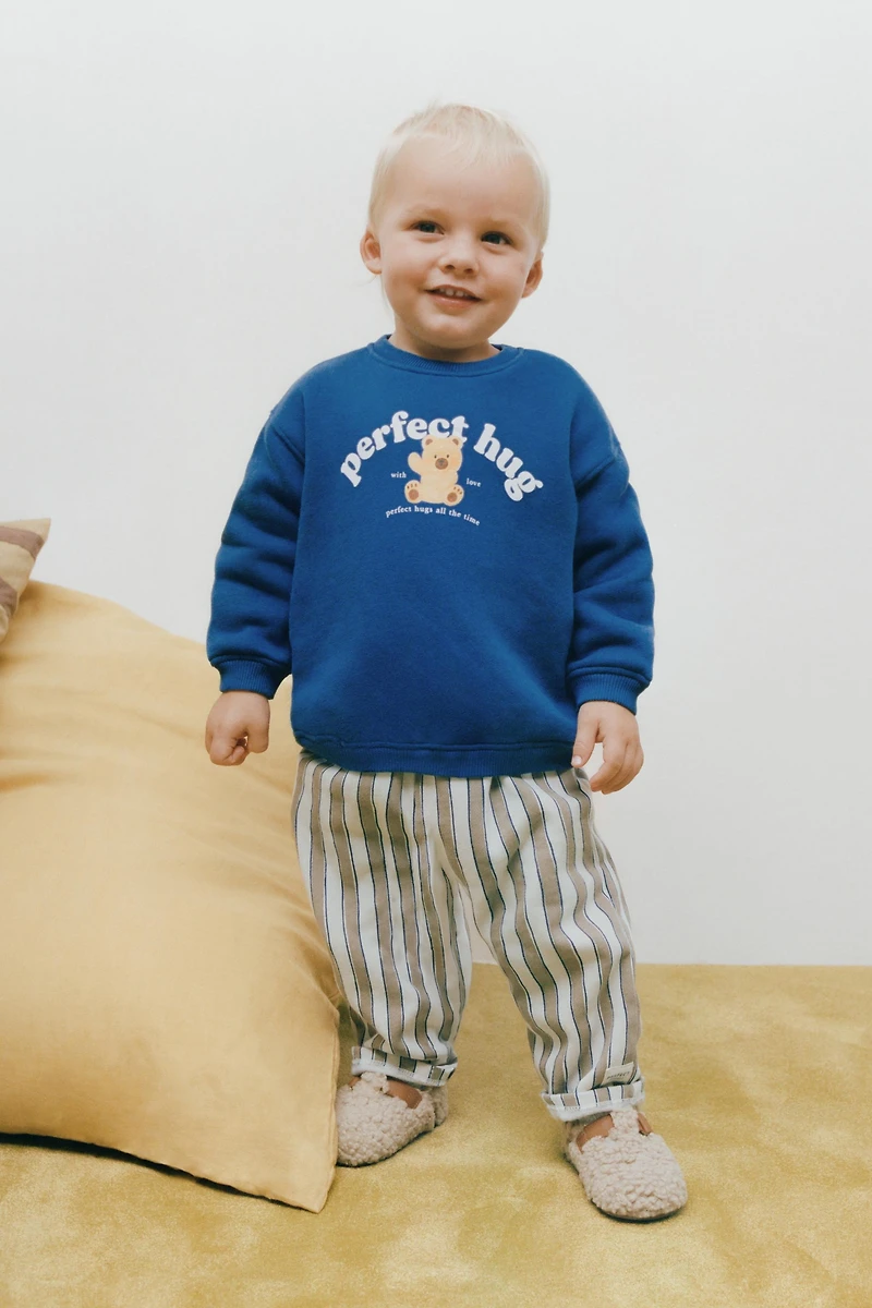 PANTALON BAGGY À RAYURES ET DÉCOR ÉTIQUETTE