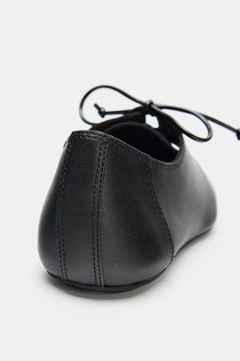 CHAUSSURES PLATES EN CUIR À LACETS