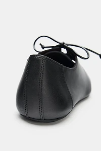 CHAUSSURES PLATES EN CUIR À LACETS