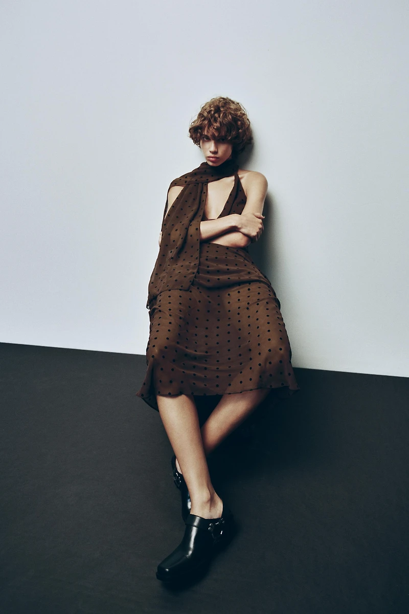 ROBE LONGUE À POIS ET FOULARD