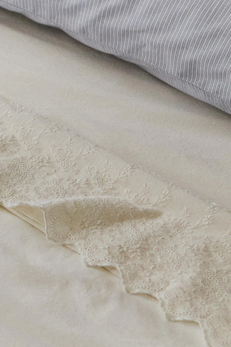 EMBROIDERED PERCALE FLAT SHEET (200 THREAD COUNT)