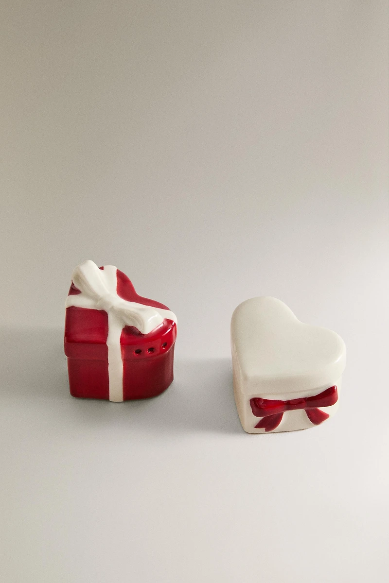 SALT AND PEPPER CHRISTMAS GIFT SHAKER SET