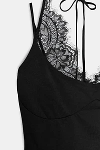 CONTRAST LACE HALTER TOP