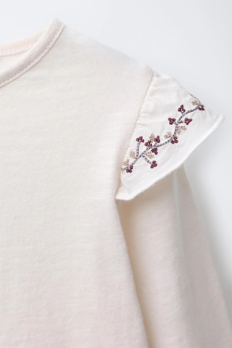 HAUT À VOLANT FLEURS BRODÉES