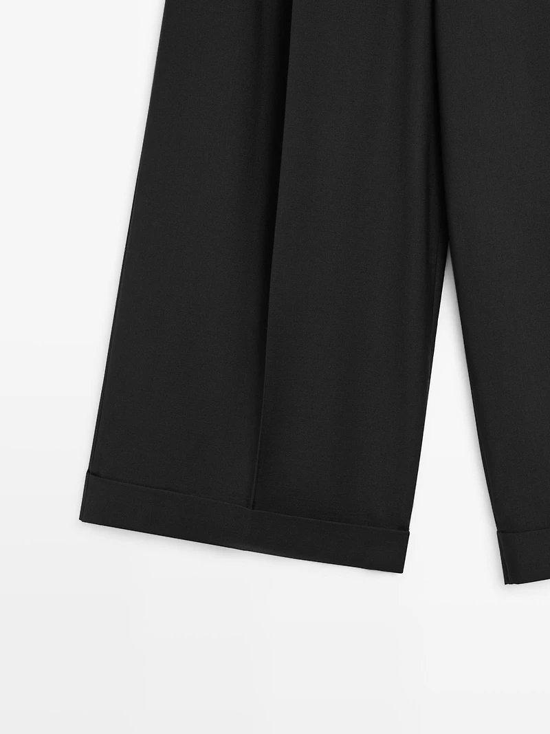 Flowing trousers with darts